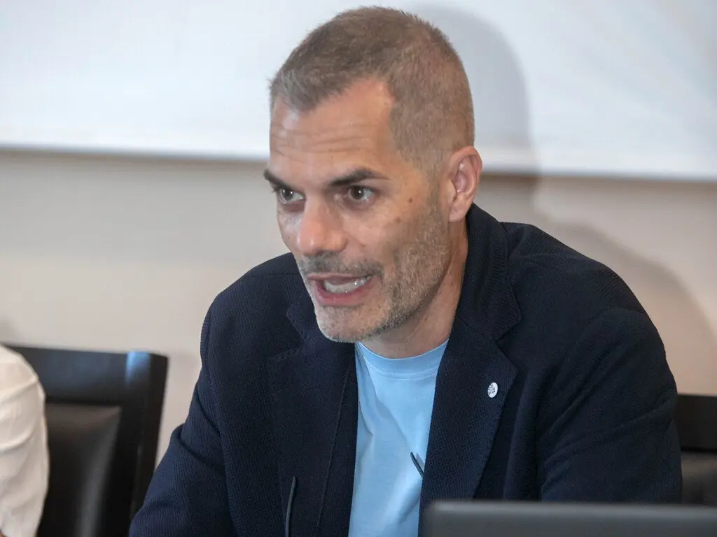 Simone Carrucciu interviene durante una riunione federale a Oristano