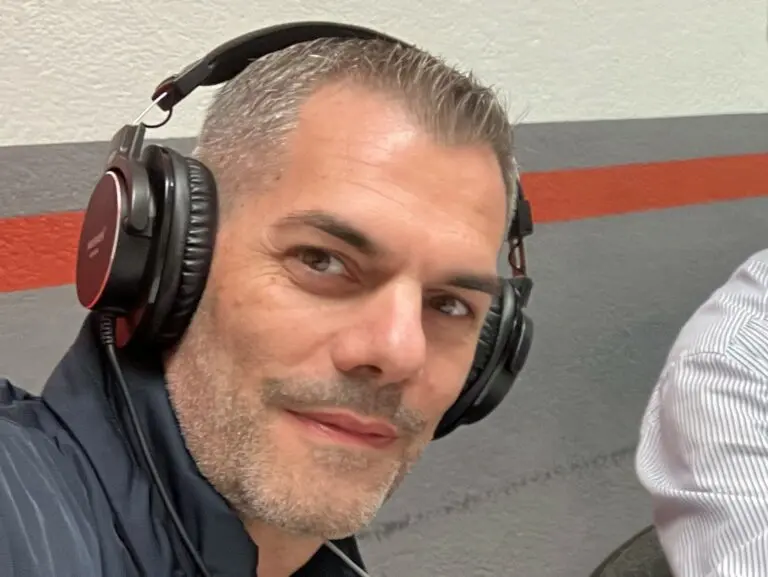Simone Carrucciu con le cuffie durante una trasmissione radiofonica