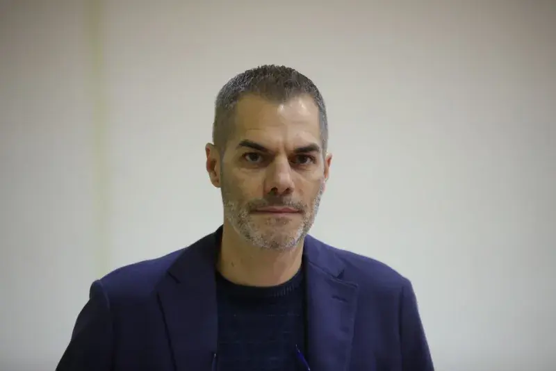 Ritratto professionale di Simone Carrucciu con giacca blu