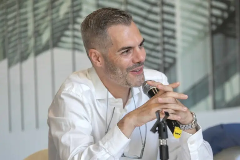 Simone Carrucciu interviene al microfono durante una riunione federale a Cagliari